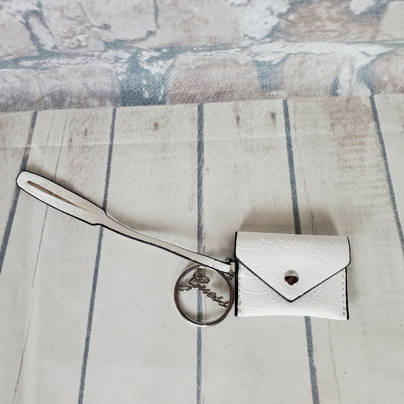Guess White Micro Mini Change Purse Faux Reptile  Round Silver Metal Logo - Picture 2 of 10